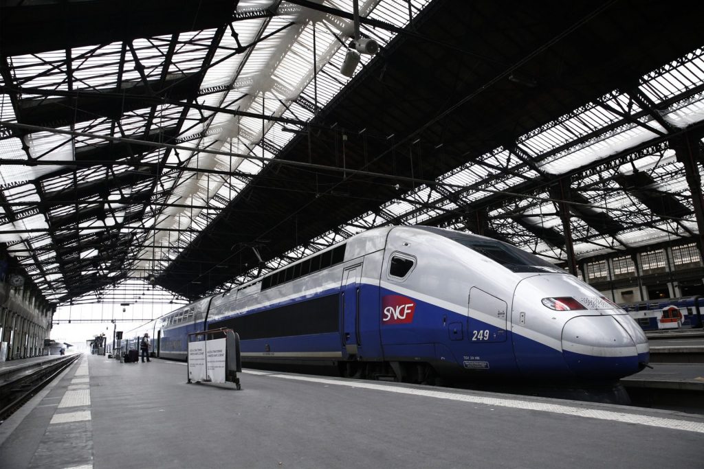 Train TGV dans une gare