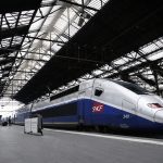Train TGV dans une gare