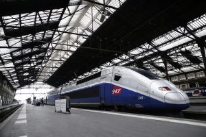 Train TGV dans une gare